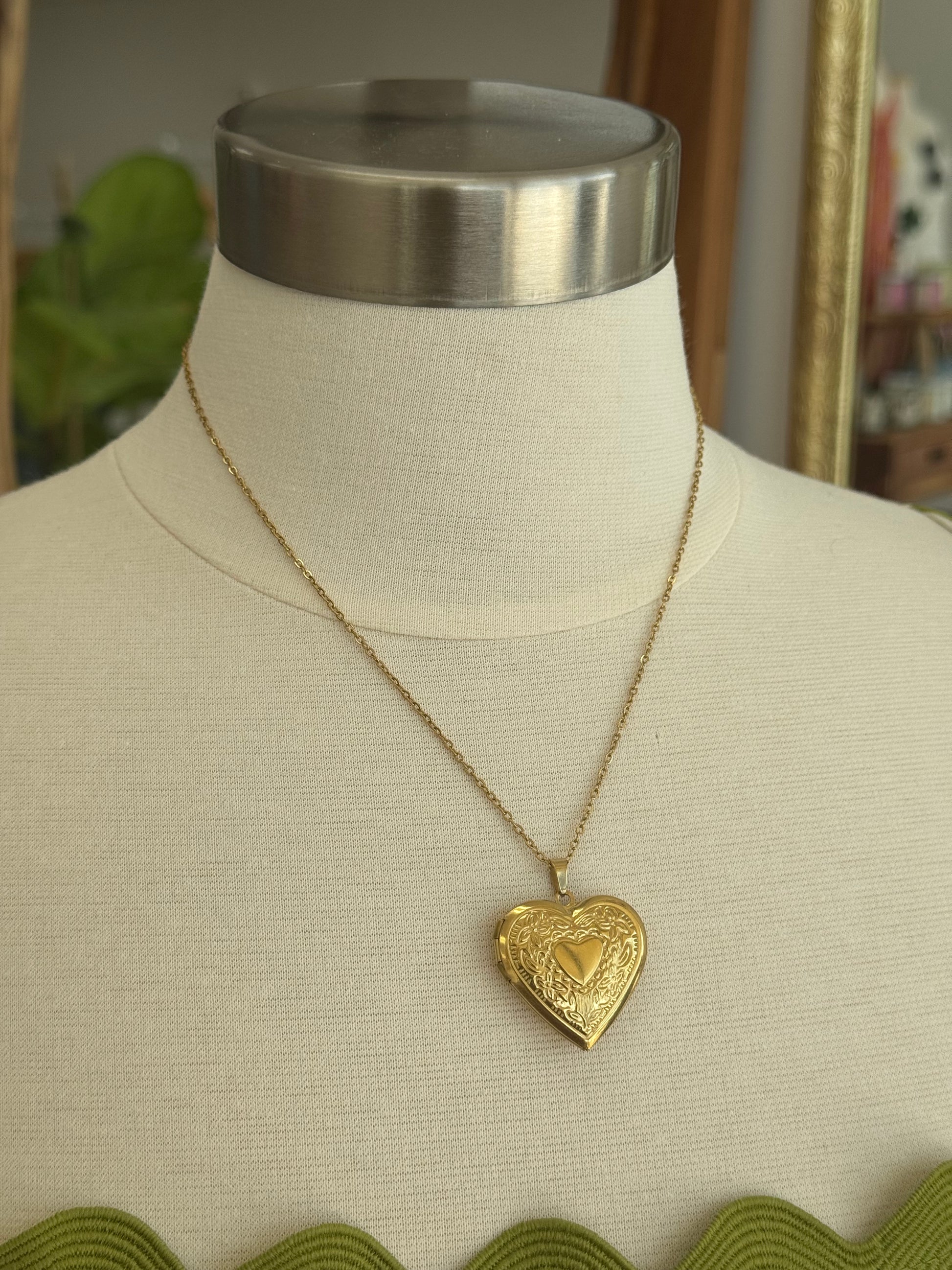 Timeless Heart Locket Necklace – 18K Gold Necklaces