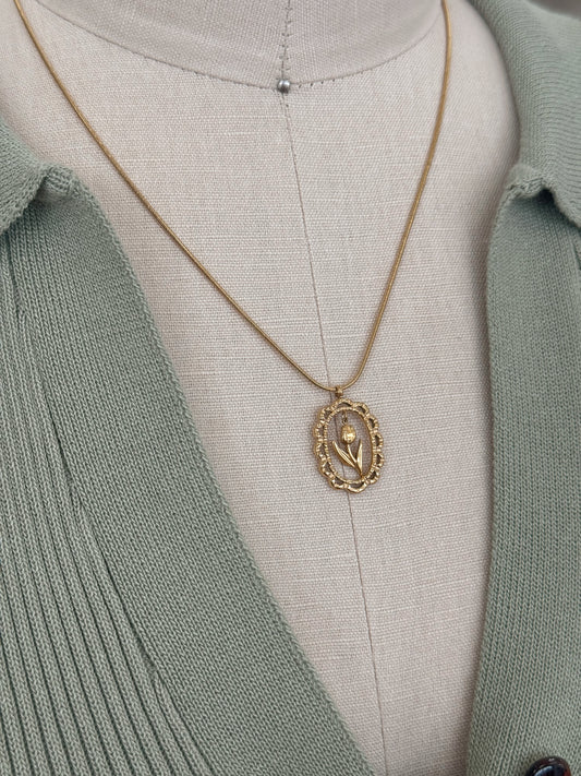 Tulip Frame Pendant Necklace Necklaces
