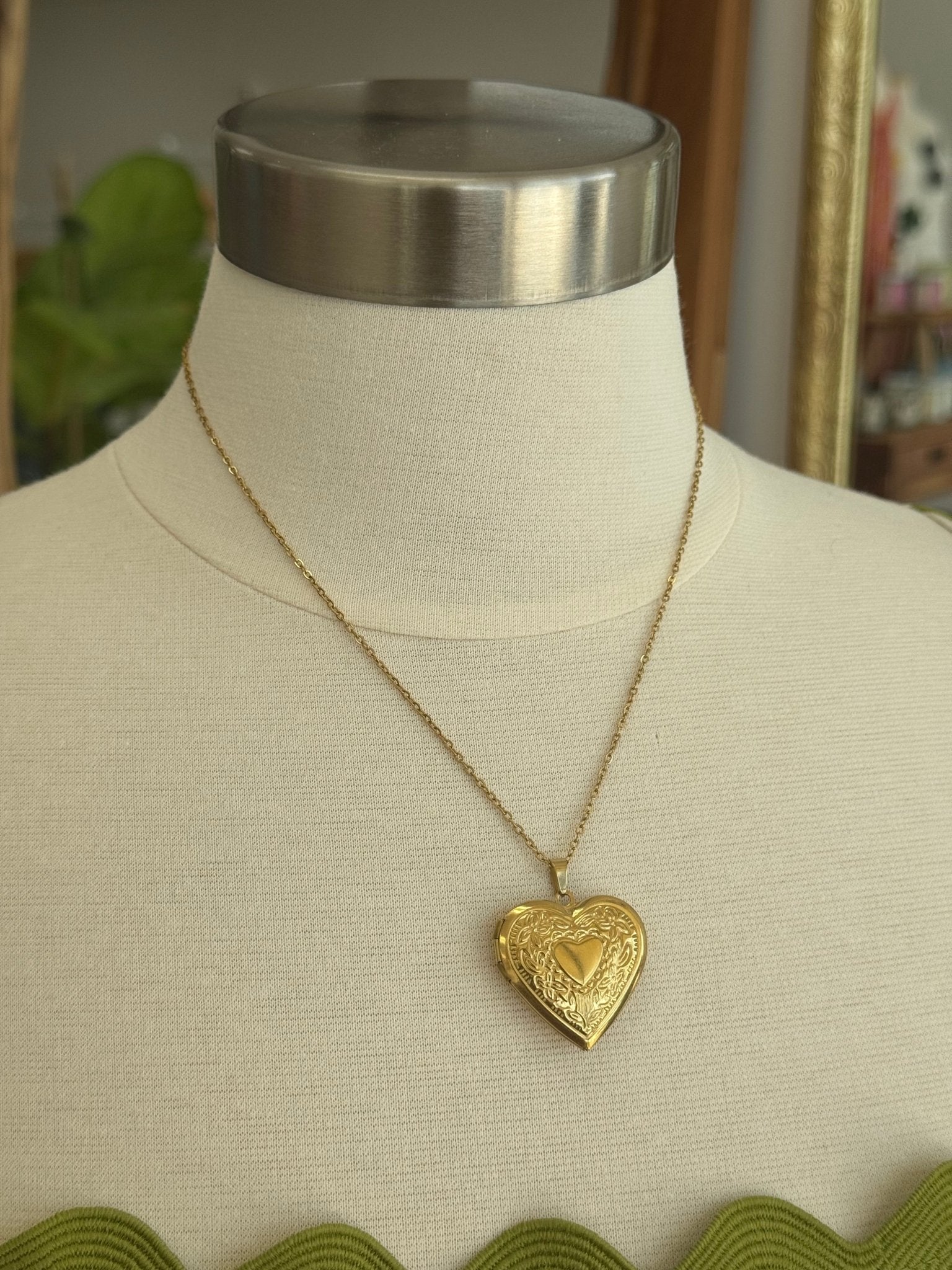 Timeless Heart Locket Necklace – 18K Gold Necklaces